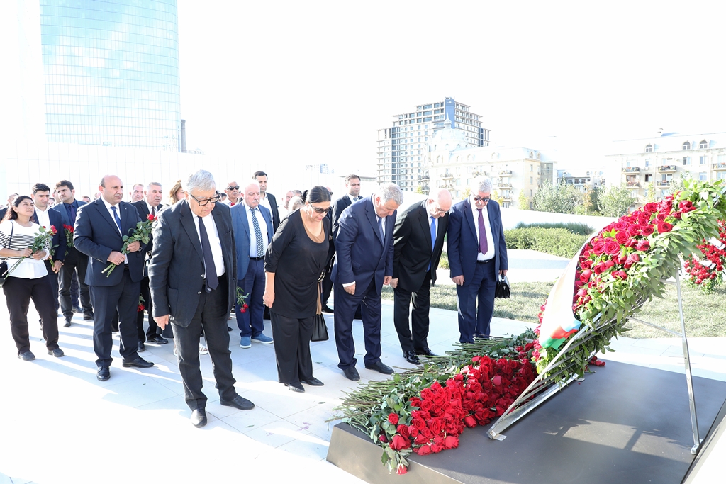 AMEA-nın kollektivi Zəfər parkını ziyarət edib