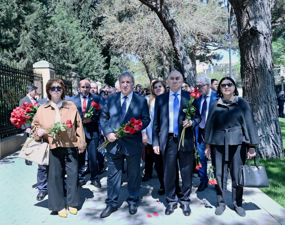 AMEA-nın kollektivi Ulu Öndər Heydər Əliyevin məzarını ziyarət edib