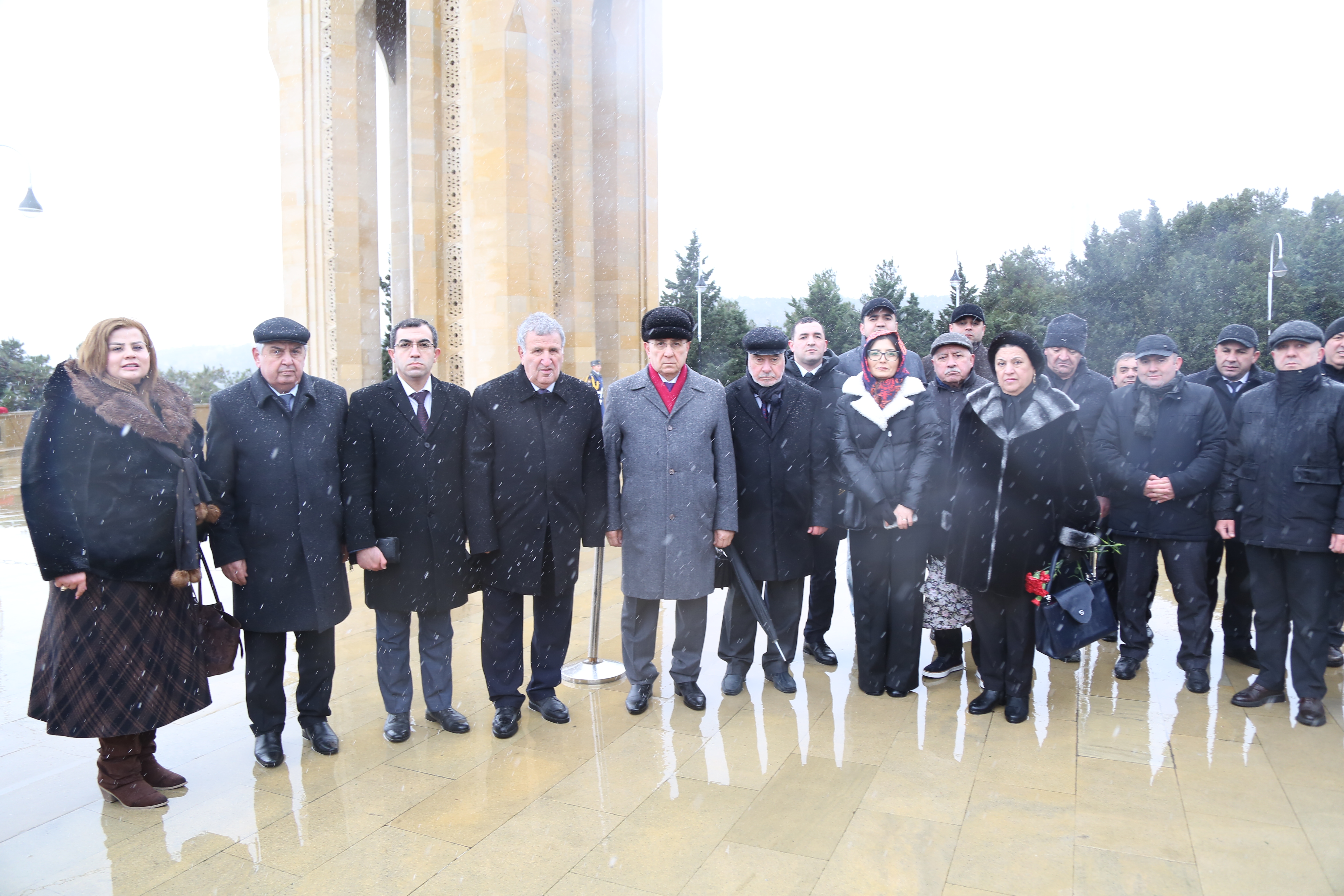 AMEA-nın kollektivi 20 Yanvar şəhidlərinin xatirəsini anıb